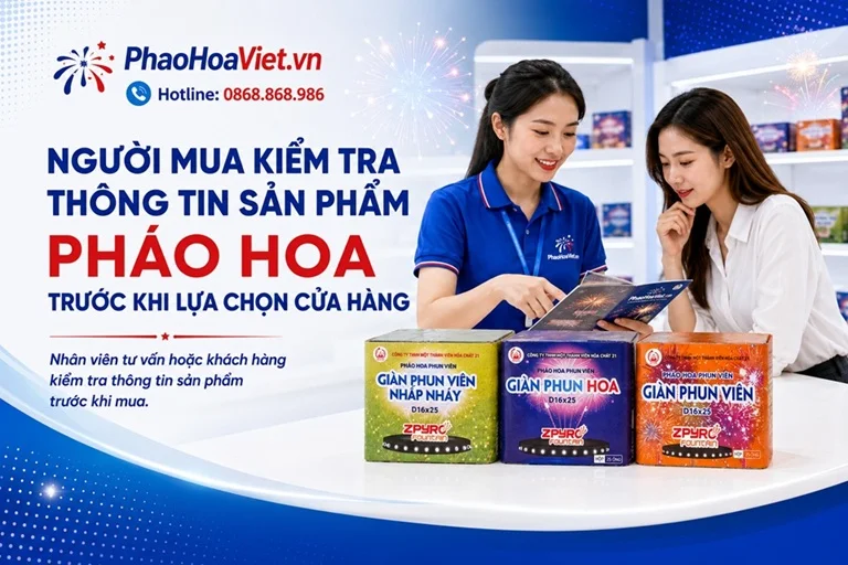 Người mua kiểm tra thông tin sản phẩm pháo hoa trước khi lựa chọn cửa hàng