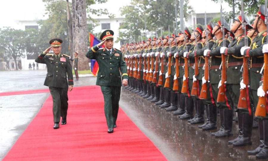 Việt Nam tặng pháo hoa cho Lào Việt Nam tặng pháo hoa cho Lào